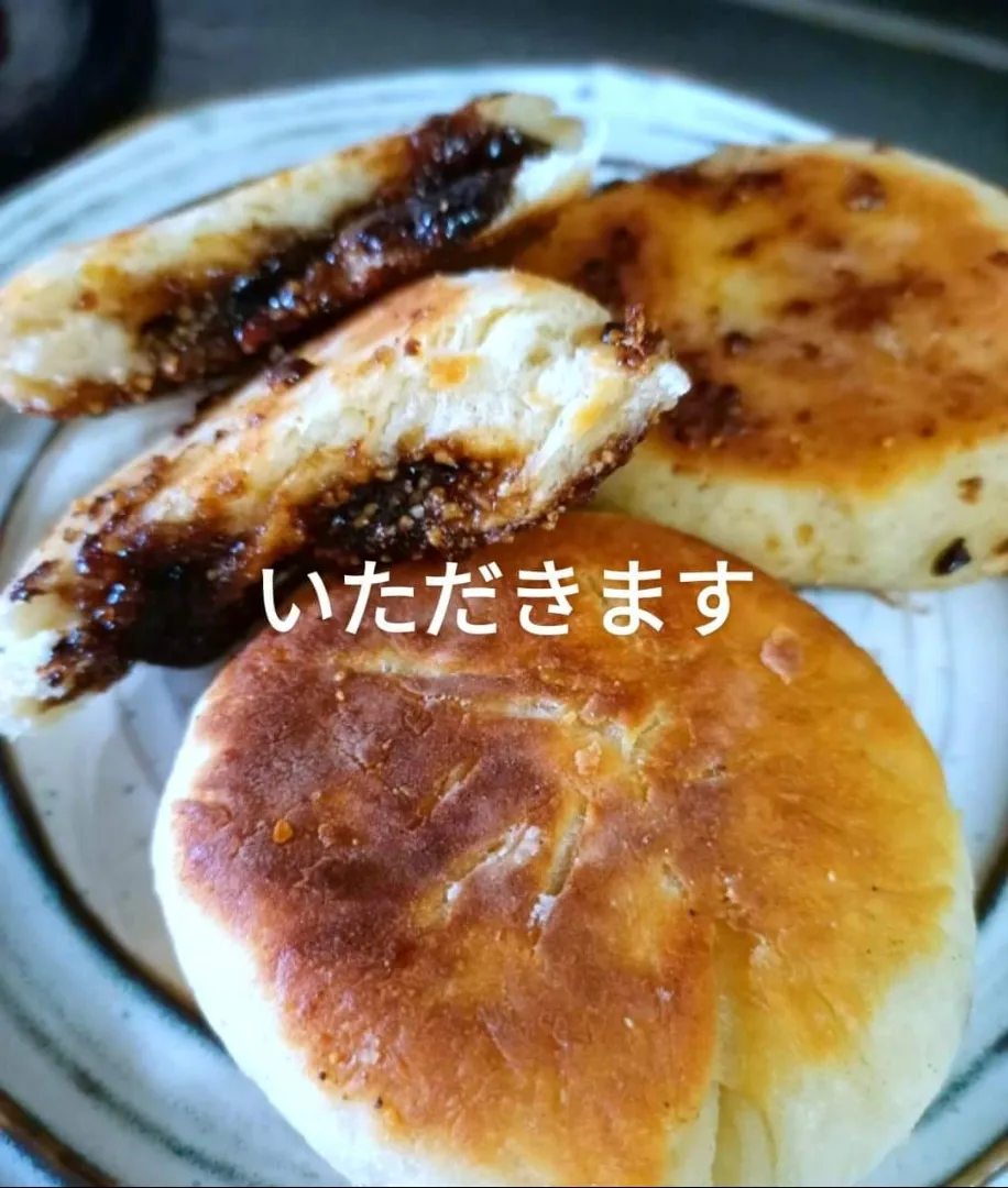 Snapdishの料理写真:Korean Hotteok ..sweet pancakes with cinnamon sugar and 🥜 crushed peanuts filling 😋😋😋|Fatmamaさん