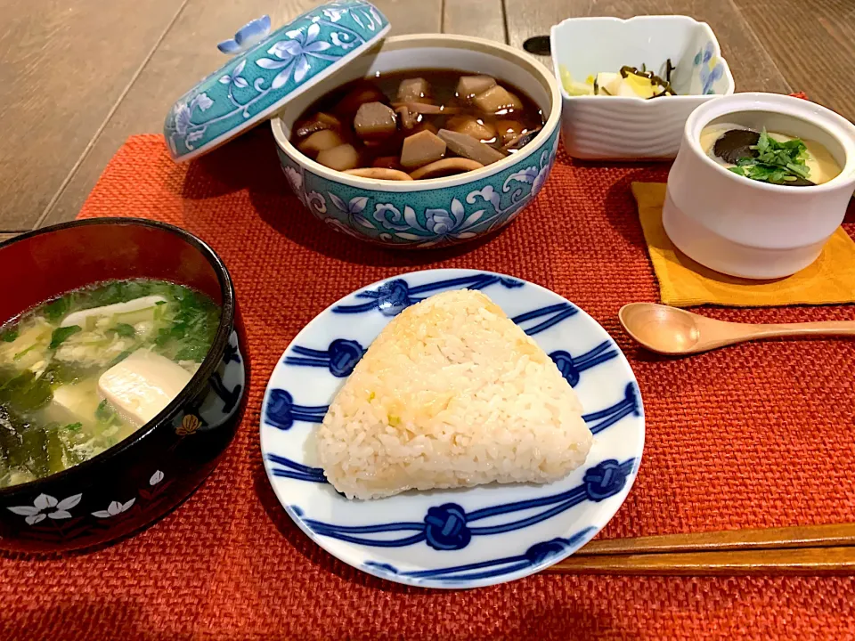 里芋とイカの煮物、干し貝柱とネギの炊き込みご飯、茶碗蒸し、お吸い物、白菜の浅漬け。|なぁこさん