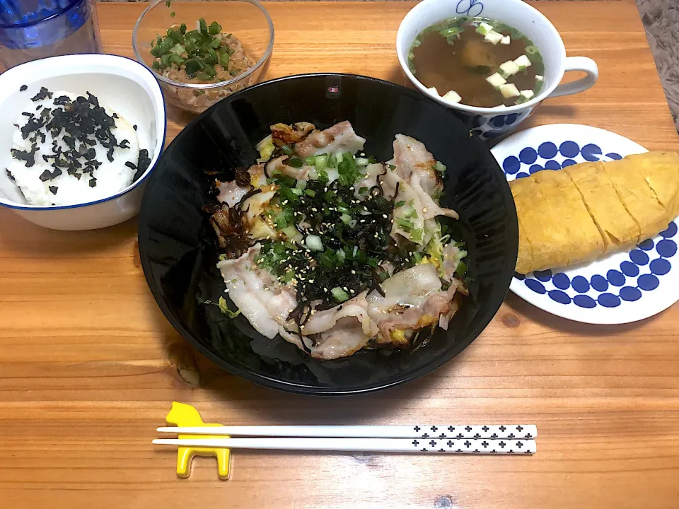 Snapdishの料理写真:豚肉と豆苗の塩昆布蒸し|saknさん