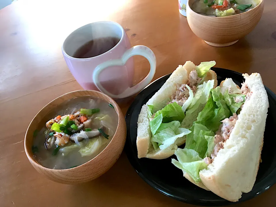 ツナレタスサンドと具沢山スープとルイボスティーで朝ごはん(*>ω<*)|さくたえさん