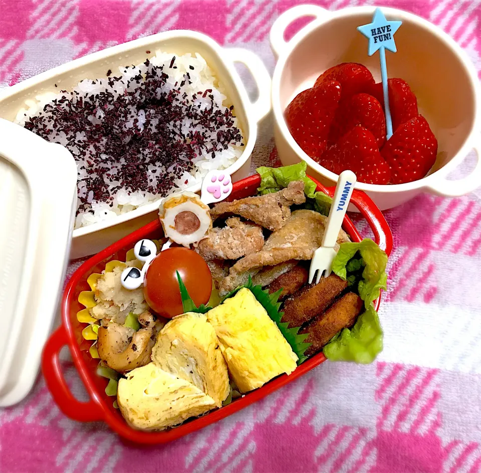 Snapdishの料理写真:揚げ物弁当🍙〜鷄薄切り唐揚げ・山芋唐揚げ・イカバター醤油・おから炒り煮・玉子焼き・ちくわカルパス・いちご🍓|華恋さん