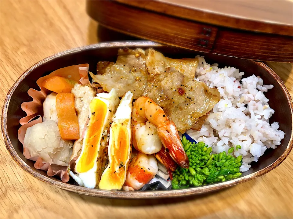 サラ弁　　　　　　　　　　　　　　　　　豚バラ生姜焼き　海老の塩胡椒炒め　煮物（厚揚げ・里芋・人参）目玉焼き|じゅんさんさん