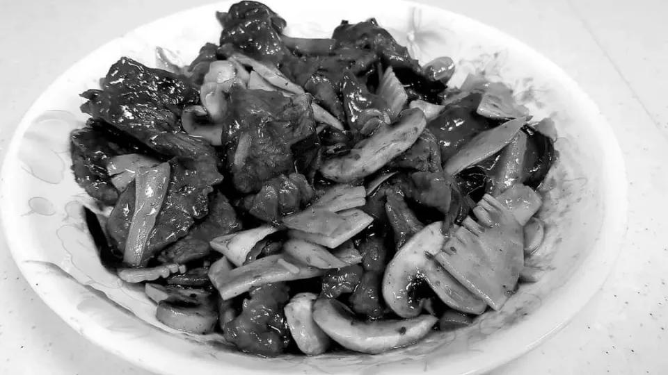 food in black and white - stir-fried beef with bamboo shoots|steven z.y.さん