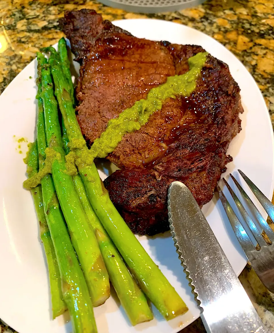 Grilled Rib Eye Steak with Garlic-Buttered Asparagus topped with Chimichurri Sauce!!! 👌😋|Alma's Home Kitchenさん