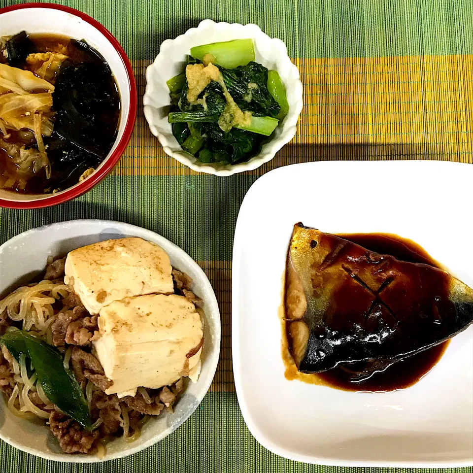 さばの味噌煮♡肉豆腐♡小松菜と油揚げの煮浸し♡お味噌汁♡|まゆかさん