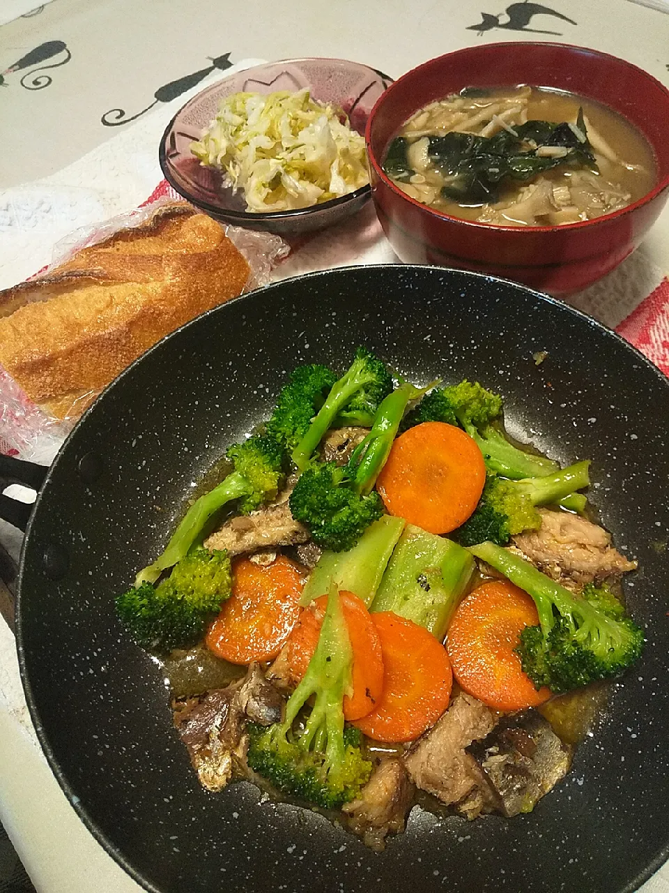 今日のお昼
※いわし缶とブロッコリーのアヒージョ
※フランスパン
※きのことワカメのお味噌汁
※酢キャベツ|れあMIXさん