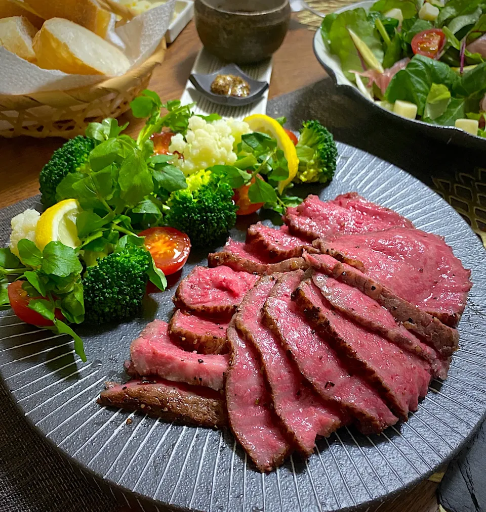 Snapdishの料理写真:Michiyo Shimizuさんの料理 和牛ミスジでローストビーフ🌲炊飯器で低温調理❗️クリスマス|Michiyo Shimizuさん