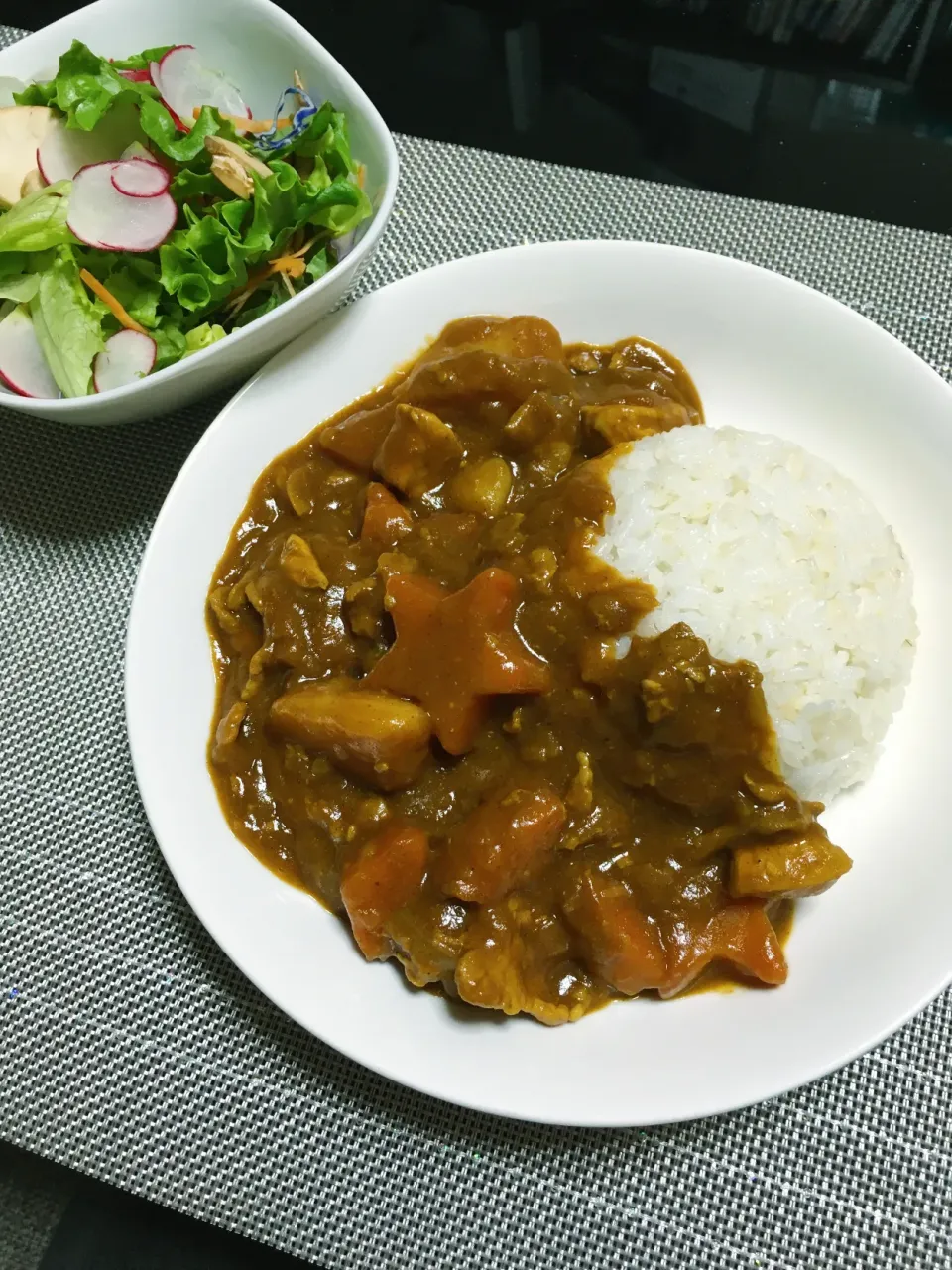 カレーライスとサラダ|どろこさん