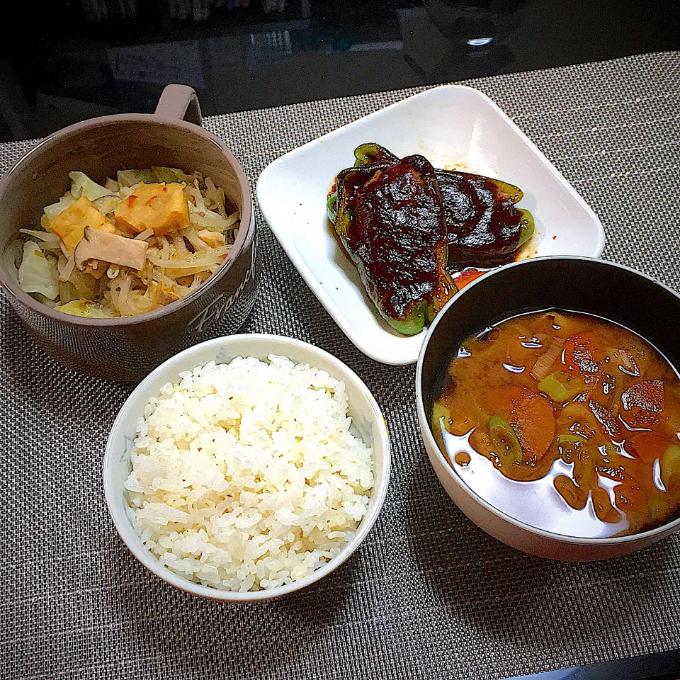 タラの鍋物、ピーマンの肉詰め、揚げとにんじんのお味噌汁|どろこさん