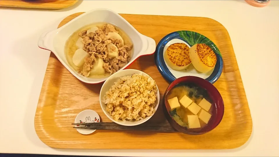 今日の夕食 かぶと豚肉の煮物、大根ステーキ、麦ご飯、高野豆腐とわかめの味噌汁|pinknari🐰🌈さん