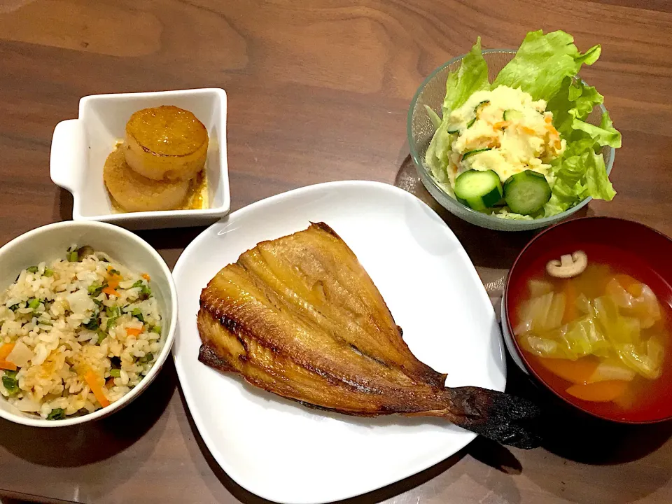 ホッケの干物 余り物適当スープ  ポテトサラダ 洋風バタコンふろふき大根|おさむん17さん