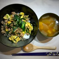 Snapdishの料理写真:ニラとひき肉の丼|さりおさん