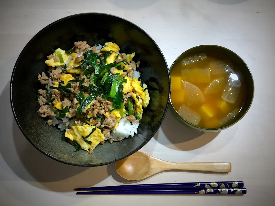 Snapdishの料理写真:ニラとひき肉の丼|さりおさん