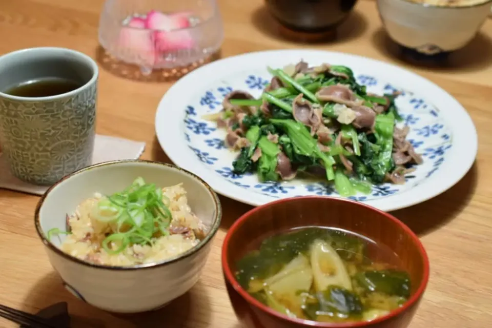 サンマの炊き込みごはんと砂肝と小松菜の炒めもの|うにんぱすさん