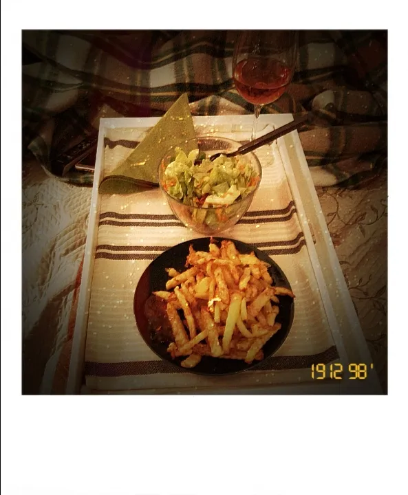 #salad #friedpotatoes #pinkwine|What else did Madeline cookさん