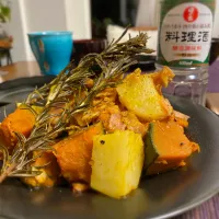 Snapdishの料理写真:かぼちゃとじゃがいもとベーコンの酒蒸し|まあさん