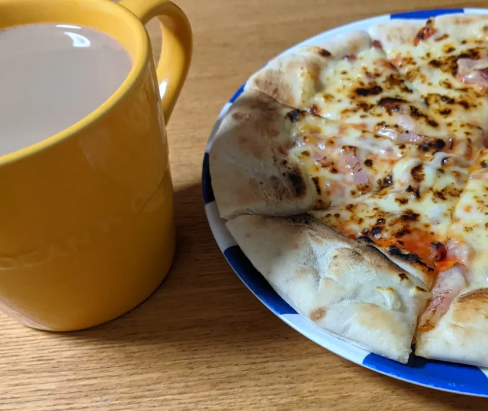 Snapdishの料理写真:バーナーで炙ったピザ🍕|しほさん