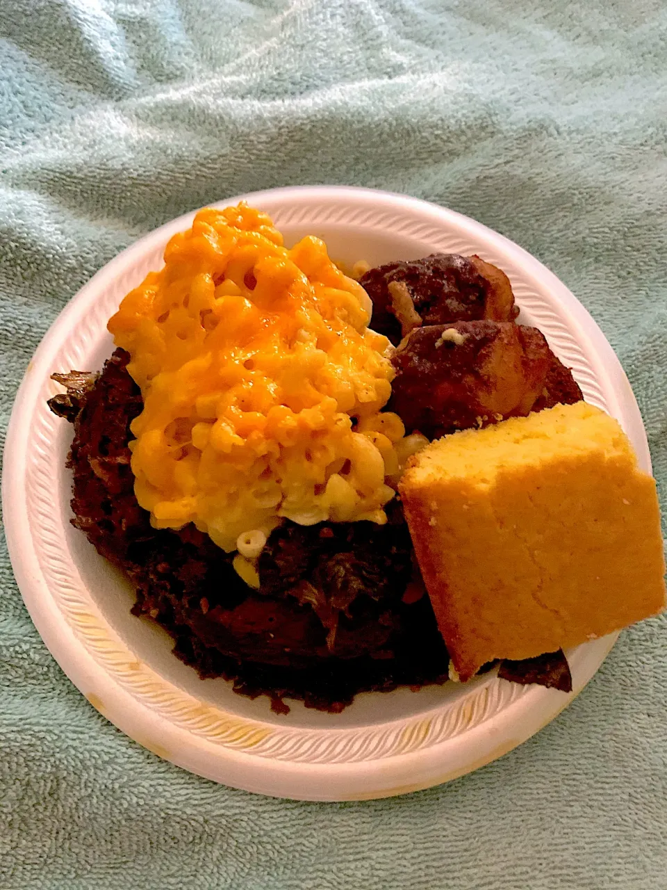 Barbecue chicken curry chicken cornbread macaroni and cheese And collar greens|Kareem Boogieさん