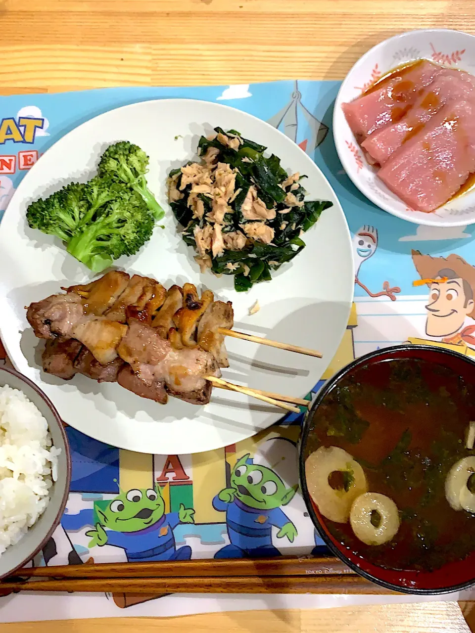 ・焼き鳥　・わかめとツナの和え物　・ブロッコリー　・マグロのお刺身　・お味噌汁|ぺろたんさん