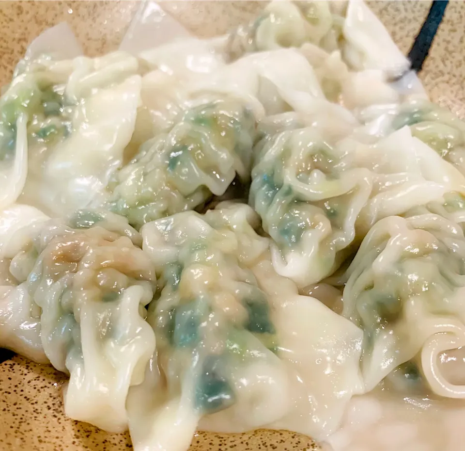 帆立入り水餃子🥟茹でたて熱々ツルツル✨帆立のいいお味です。焼き餃子よりさっぱり|いちごさん