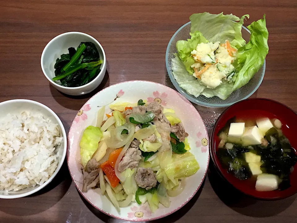 肉野菜炒め 豆腐とわかめの味噌汁 ポテトサラダ ほうれん草のおひたし|おさむん17さん