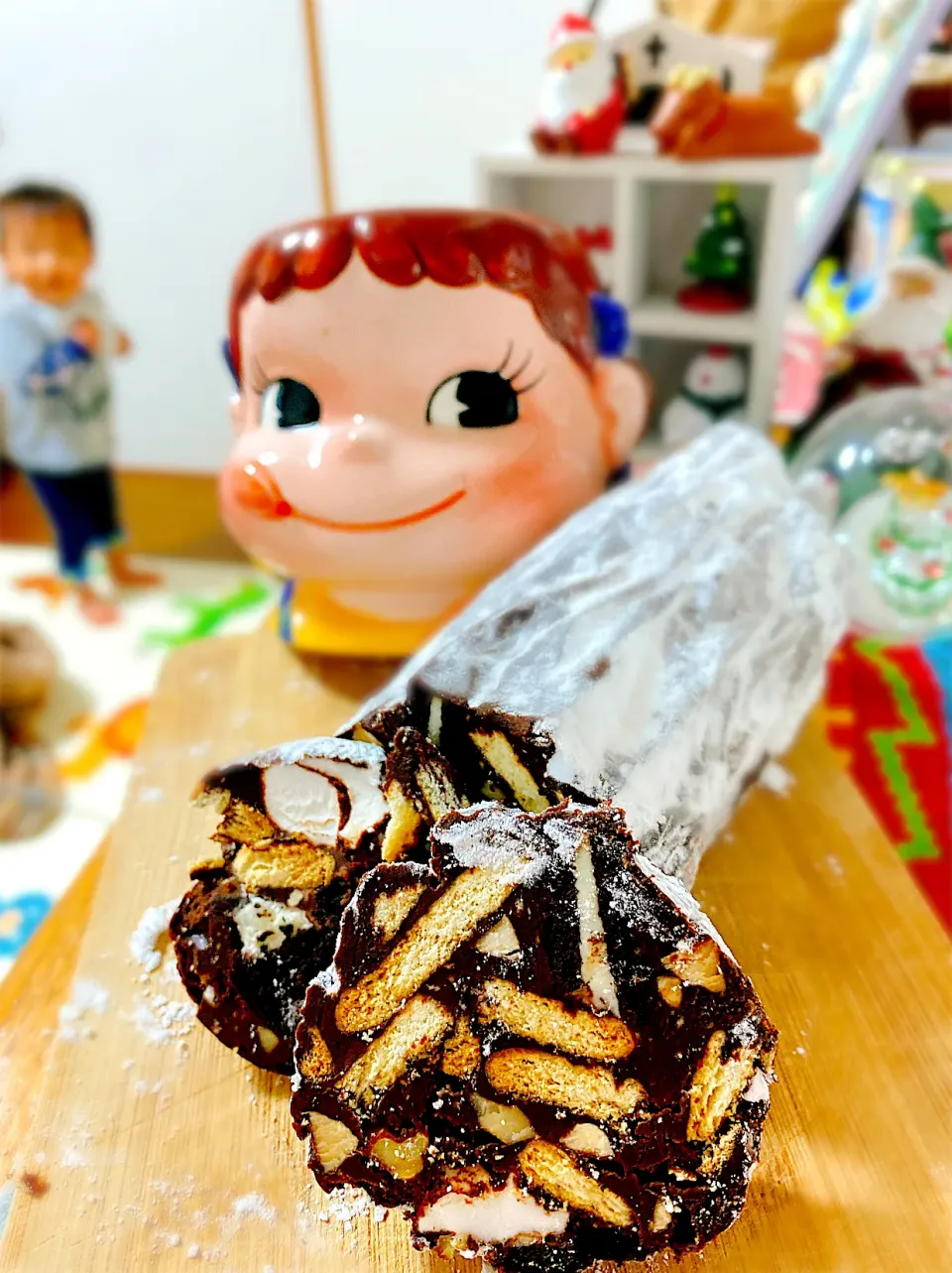 大切な人へ贈るクリスマススイーツ♡ナッツとビスケットとマシュマロたっぷりのチョコレートサラミ。|ぽき。さん