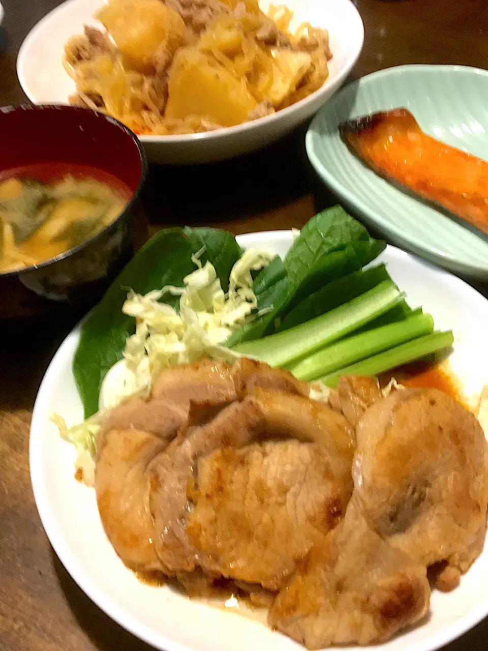 豚肩ロース生姜焼き、肉じゃが、えのきとワカメの味噌汁|ゆうこさん