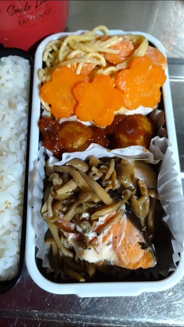 旦那弁当　2020/12/23

チキントマトスープ
鮭としめじのホイル蒸し
ミートボール
サラスパ
ニンジンのグラッセ|ユキヨメ♪さん