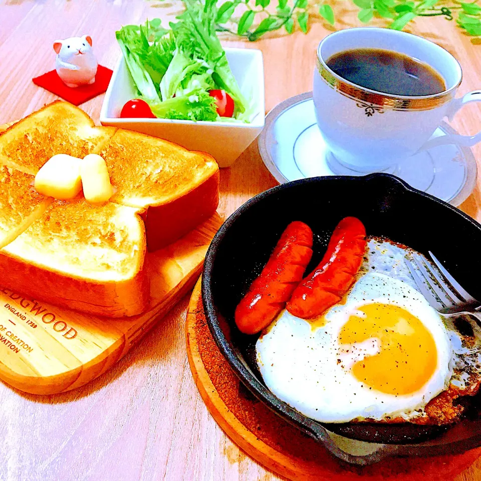 今朝は厚切りトーストセット🍞🥘🥗☕️  いただきまーす。😋|Sの食卓さん