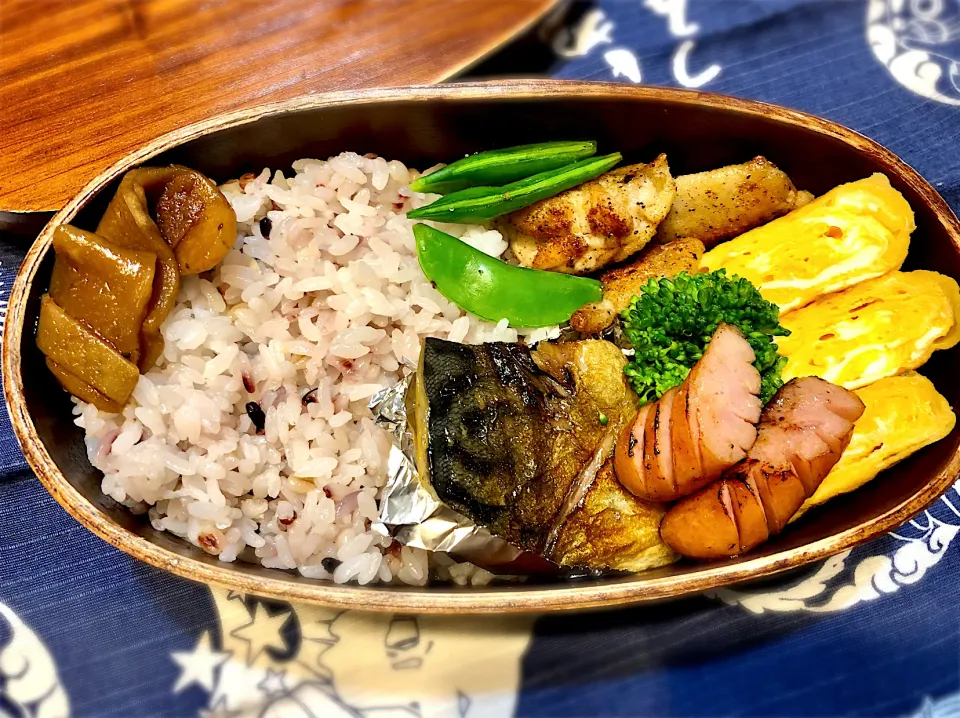 サラ弁　　　　　　　　　　　　　　　　　　塩サバ　卵焼き　鶏手羽のソテー　スナップえんどう　ウリの漬物|じゅんさんさん