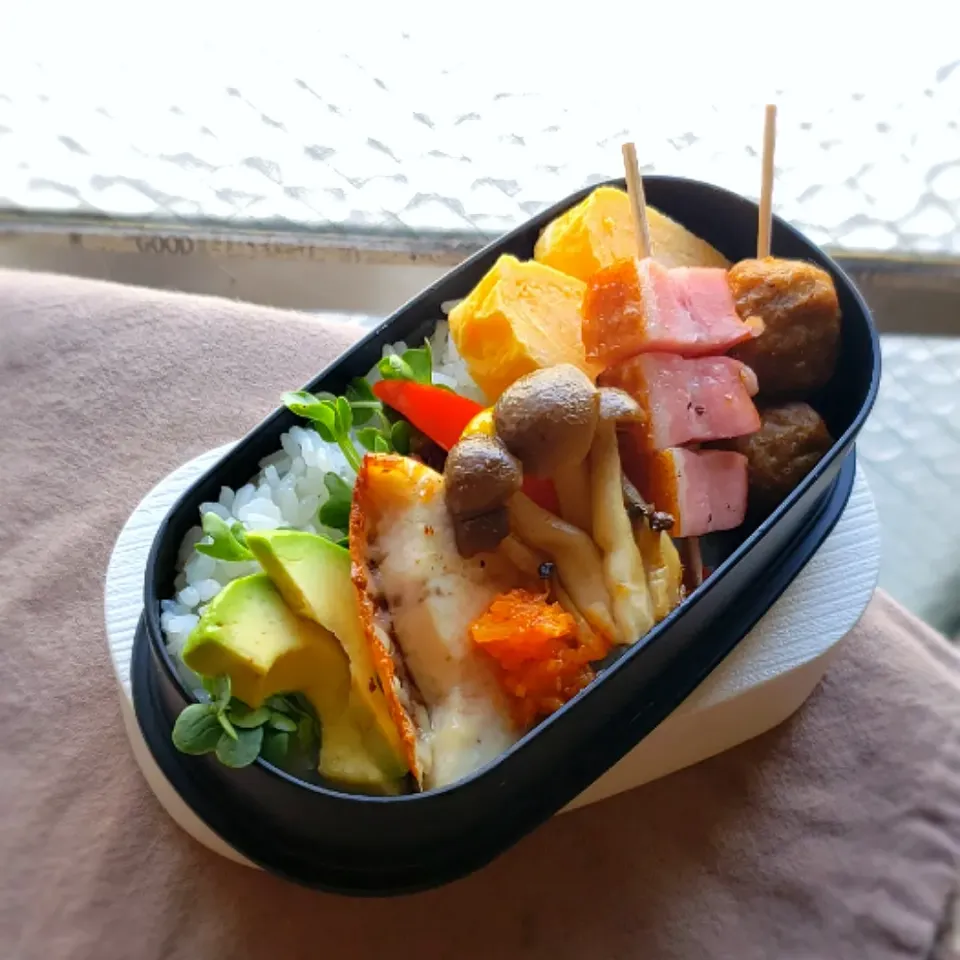 Snapdishの料理写真:めかじきのパリパリチーズ焼きX'mas弁当|mi_neneco♪さん