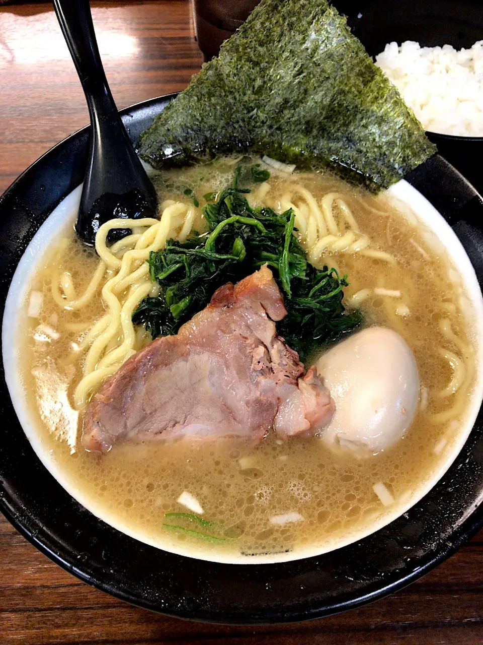 Snapdishの料理写真:ラーメン(太麺)＋味玉＋サービスライス＠百麺|morimi32さん