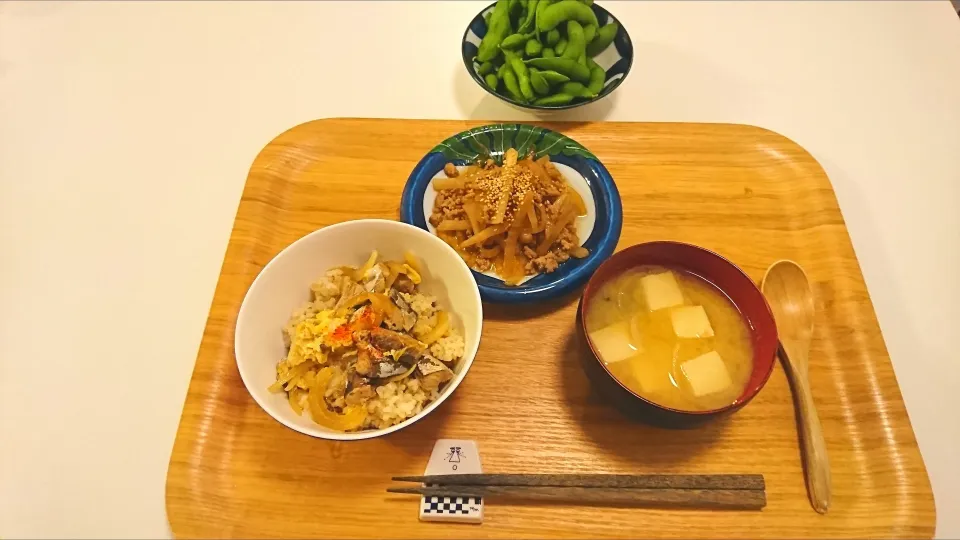 Snapdishの料理写真:今日の夕食 サバ缶の卵とじ丼、大根と挽き肉の炒め物、高野豆腐とわかめの味噌汁|pinknari🐰🌈さん