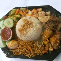 Snapdishの料理写真:table du riz/ complète rice plate  ala Indonesia|Sari Cuisine Indonésieさん