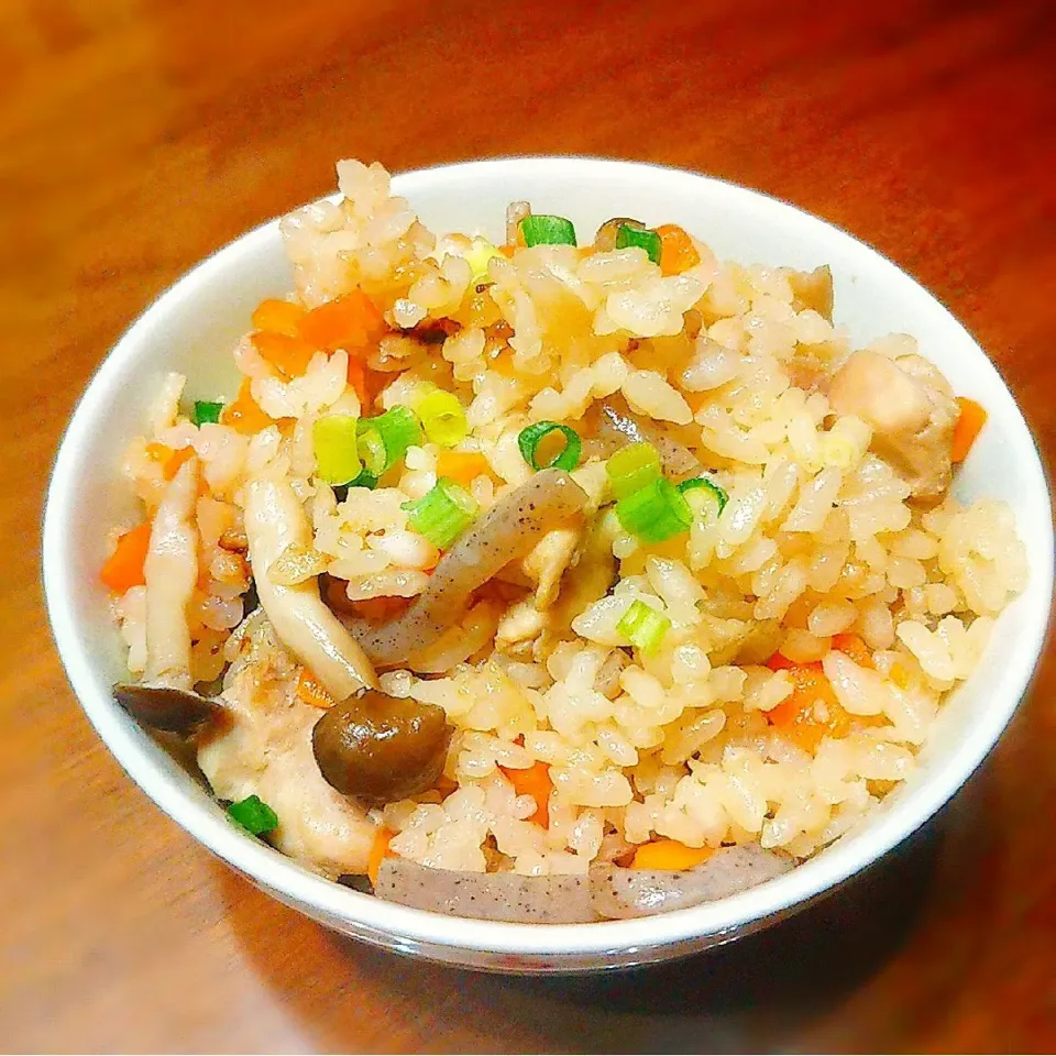 ❥︎我が家の炊き込みご飯🍚

  私のおうちで炊き込みご飯を作るのは私の担当です。なぜか、私が1番上手につくれるからです、笑

ポイントとしては、鶏肉を入れる時は小さめに切って、しっかり醤油と酒で臭みを取ることが大切です！

鶏もも肉1枚に対してそれぞれ小さじ1加えるのがベストですʚ( •௰• ໒꒱· ﾟ

季節によって入れるものを変えても楽しいですよね！私は次は、お豆を入れてみたいと思ってます！❤︎"|❥.ちゅんさん