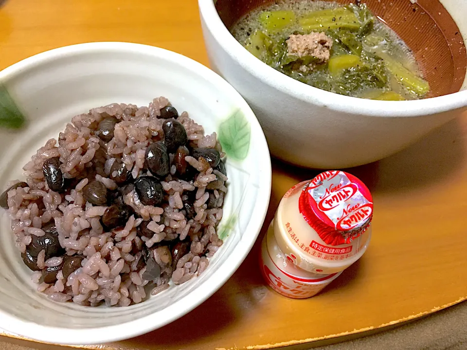 1人晩ごはん💖黒豆ご飯と、豚ひき肉とかつお菜の煮物、ヤクルト(*´ω｀)ﾉ|さくたえさん