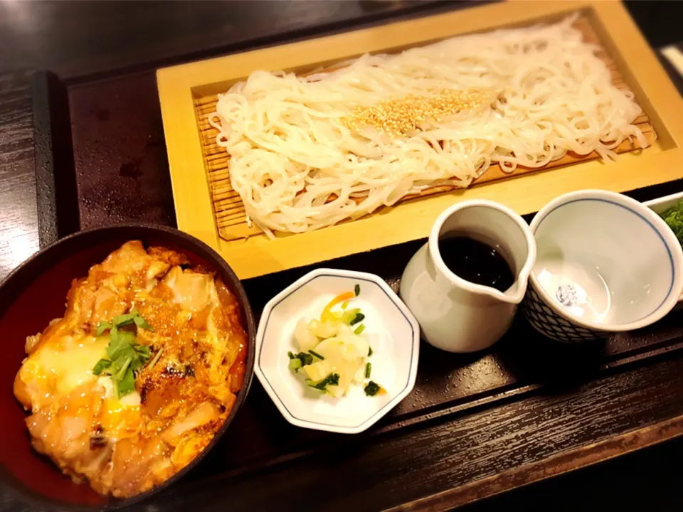 Snapdishの料理写真:小ぶり炙り鶏の親子丼と選べる麺セット ¥979|Blue Moon Caféさん