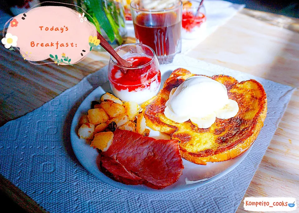 Bourbon vanilla French toast with bananas and whipped cream|Kompeito_cooksさん