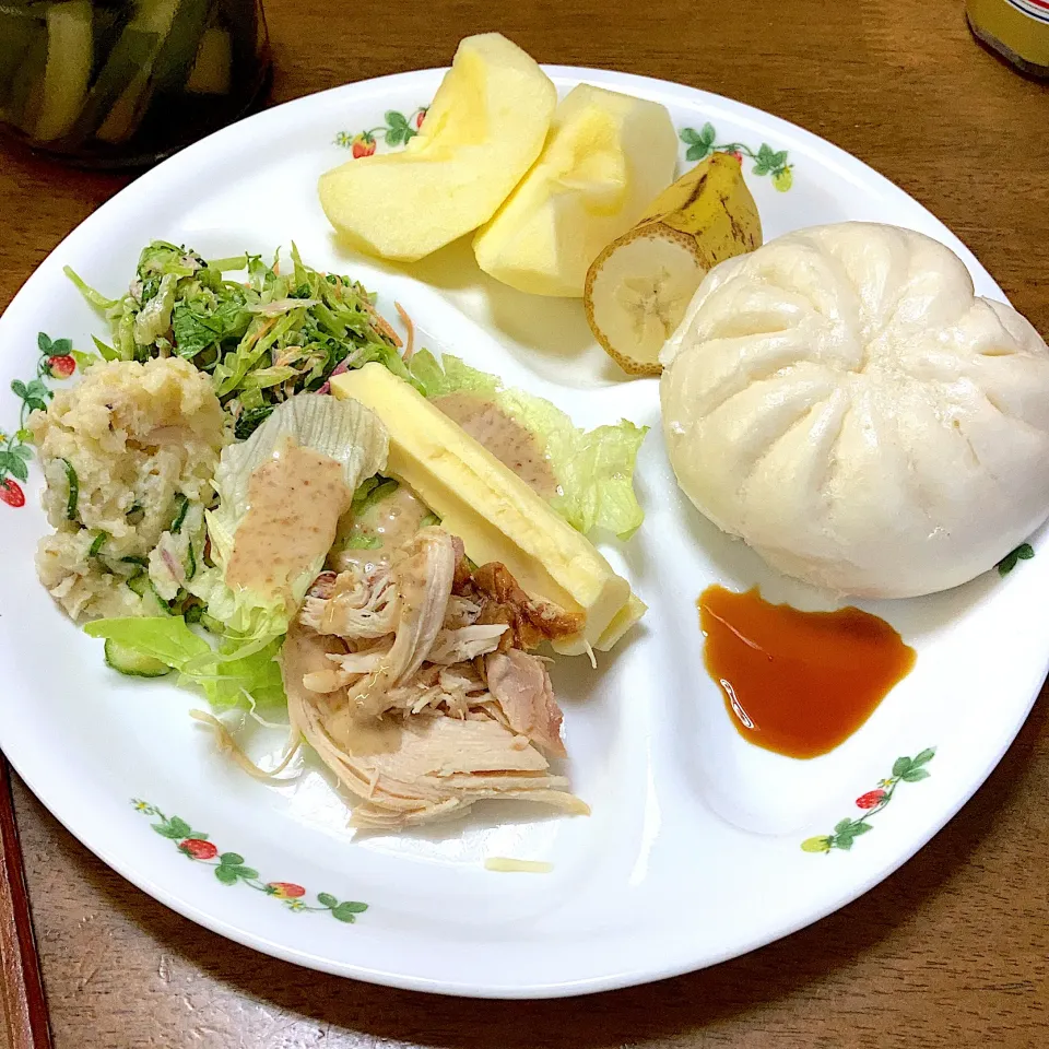 Snapdishの料理写真:肉まんとサラダ🥗|みんみんさん