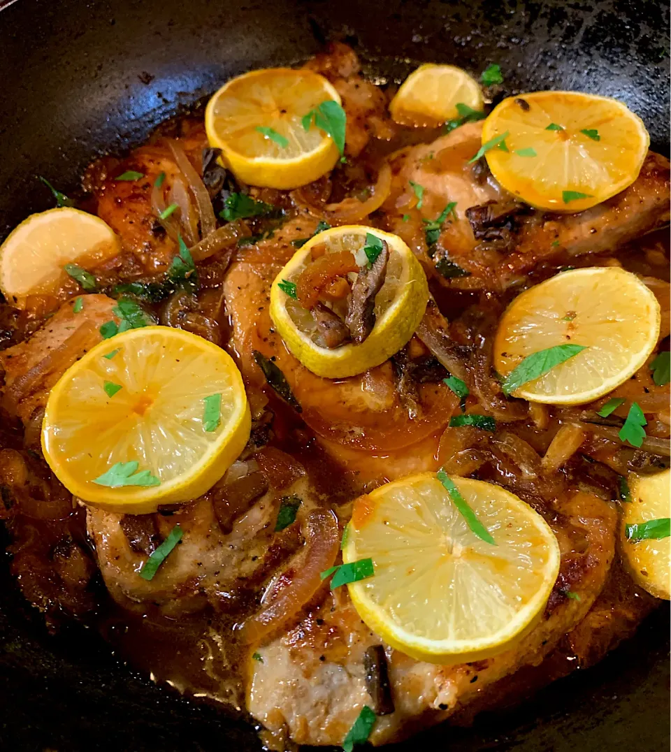 Keto Lemon 🍋 Garlic Pork Steaks with Mushrooms 🍄|Alma's Home Kitchenさん