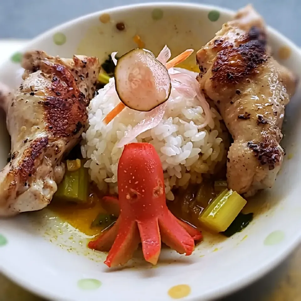 Snapdishの料理写真:クリスマスなので🎄
骨付きチキンのセロリカレーwithタコさんウインナー🐙
チキンはオレガノと塩、ブラックペッパーで下味を付けてます。|ふじわらたくやさん