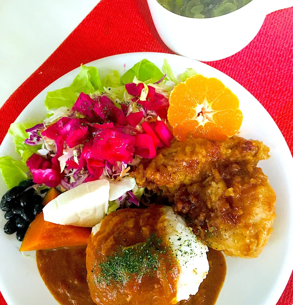 朝カレー生活143日目🍛😋🙏薬膳マイルドスパイスチキンカレー❤️トッピングは照り焼きチキン、黒豆、南瓜甘煮、たっぷり野菜サラダ🥗カットみかん🍊薬膳チキンスープで納豆味噌汁👍朝ごはんは勝負飯笑笑💪❤️今日も元気にスタートしてます💪😃🙏|HAMI69さん