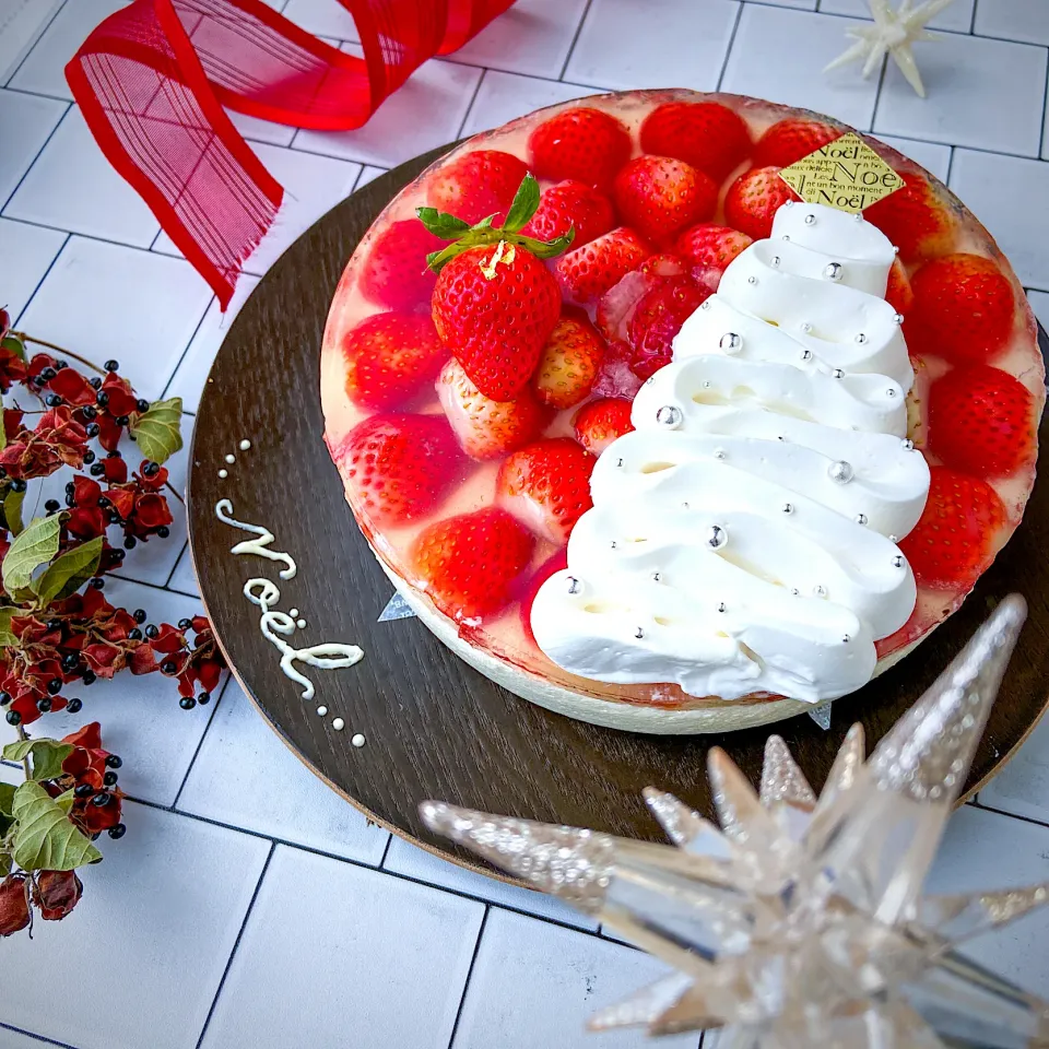 苺とレアチーズのクリスマスケーキ🍓|hari-co ＊ はりこさん