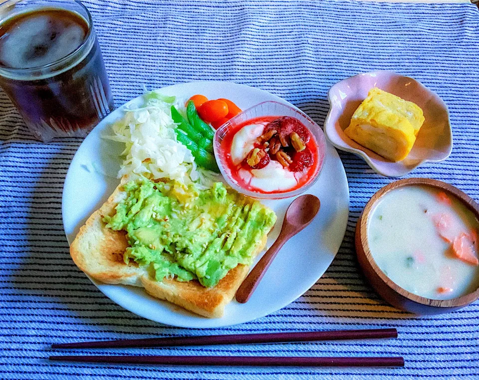 Snapdishの料理写真:Avocado toast with salmon chowder|Kompeito_cooksさん