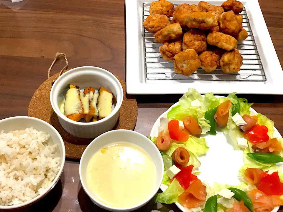 Snapdishの料理写真:幼児も食べられる ナゲット山盛り かぼちゃのチーズ焼き リースサラダ コーンポタージュ|おさむん17さん