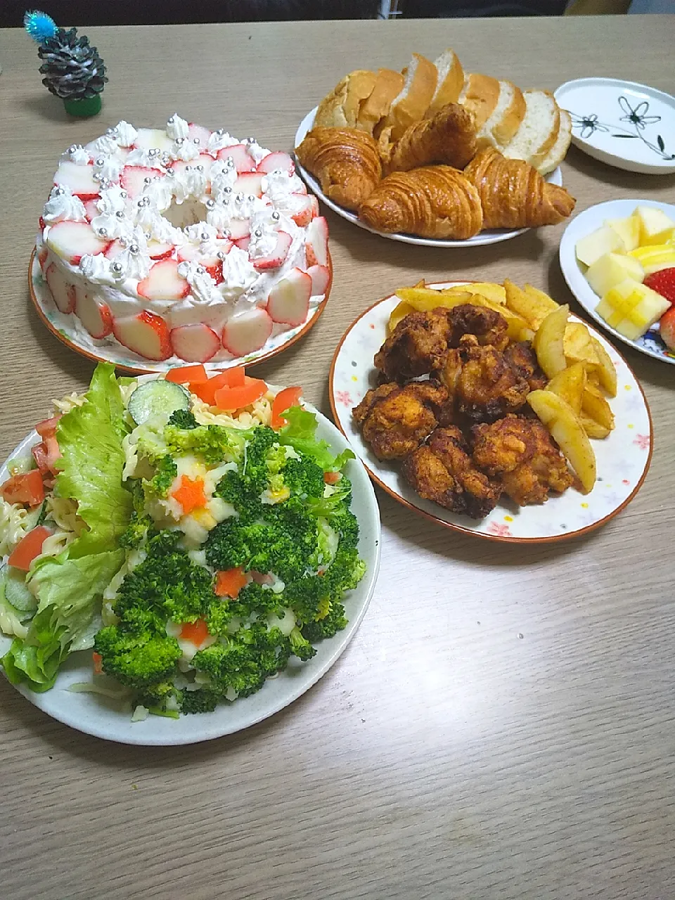 Snapdishの料理写真:リクエストは唐揚げ。
シフォンケーキ、マカロニサラダ、マッシュポテト、他スープ（白菜ミルクスープ）
テーブルセッティングとかできず…。
センスよくできる人がうらやましい。
#おうちクリスマス2020|つーちさん