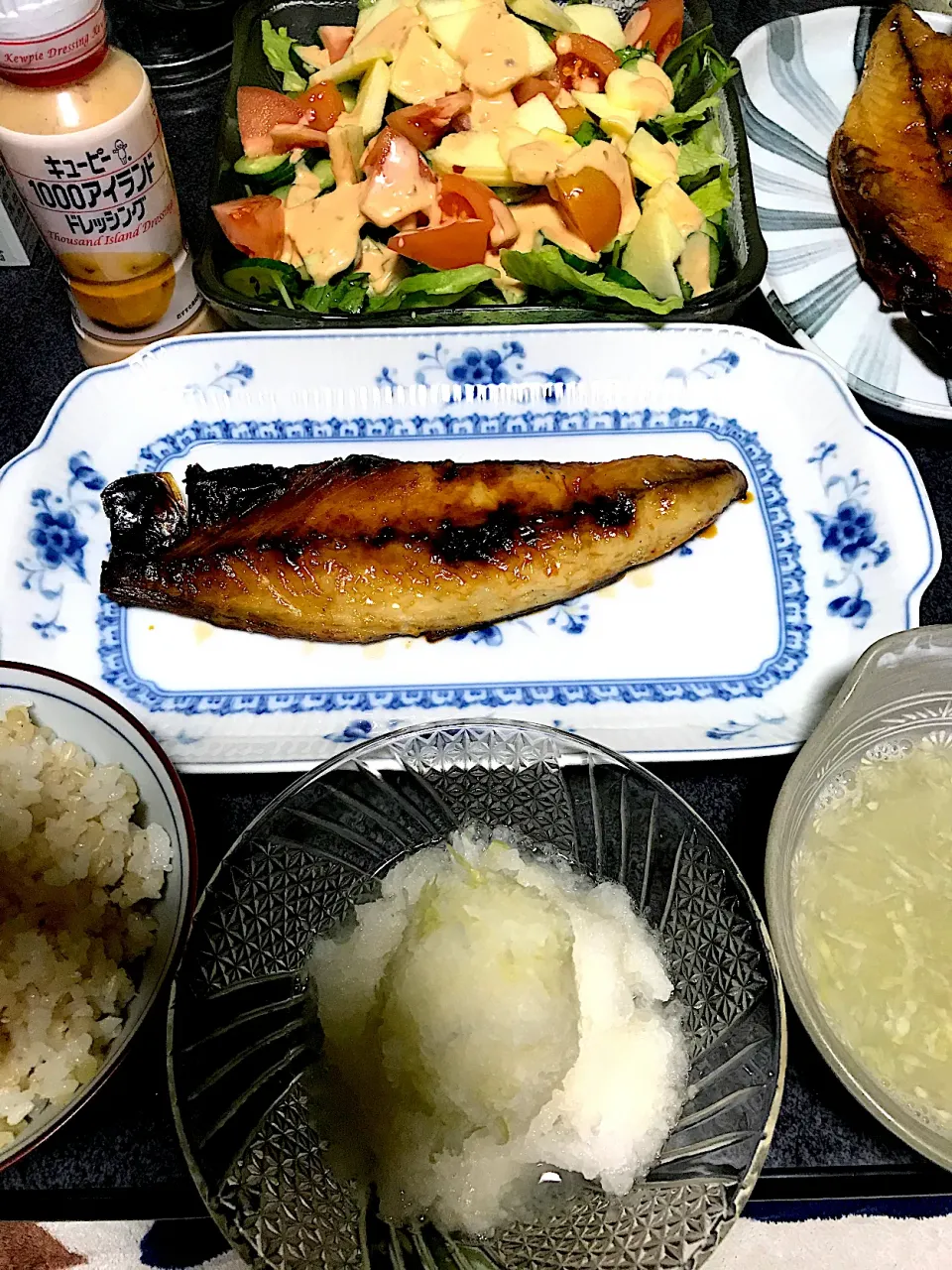 魚たべた #夕飯　玄米白米、雪だるま大根おろし、大根おろしの汁、りんごトマトきゅうりレタスサラダ、魚|ms903さん