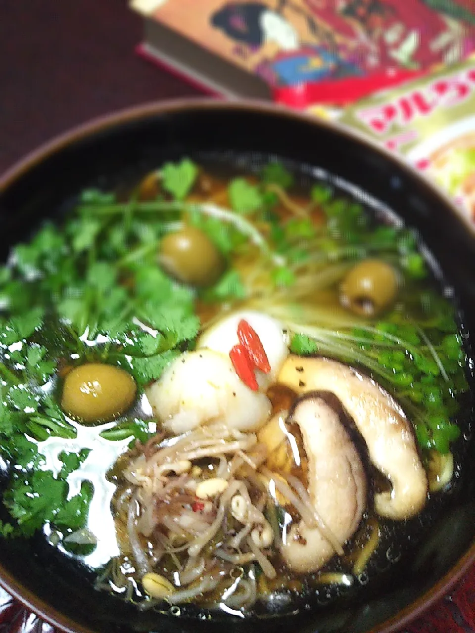 作りおきピクルストッピングのマルちゃんラーメン。貝割れ菜と、パクチーたっぷり。|ミントさん