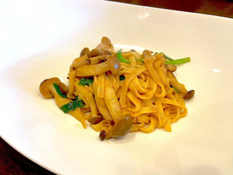 中華 キノコとニラの香港式煮込み麺🥢|ナナさん