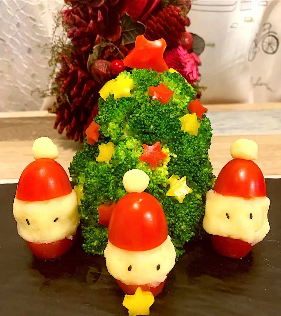 Snapdishの料理写真:Merry Xmas🎄ポテサラツリーとトマトサンタ🧑‍🎄|みっこちゃんさん